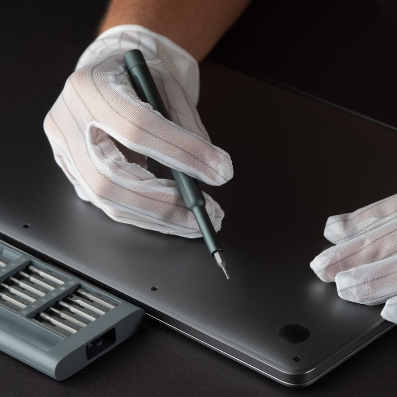 MacBook wird professionell geöffnet
